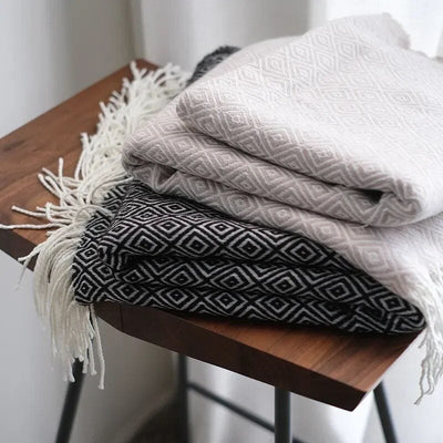 Luxury Redefined: Diamond Lattice Fringe Throw Blanket – Elegance in Every Thread! 💎🍂